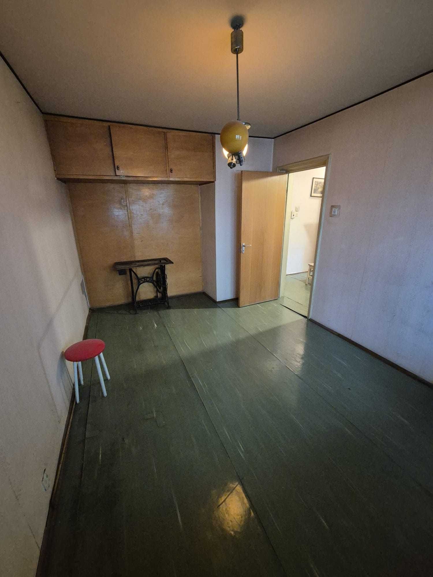 Apartament 2 camere, decomandat, etaj 2/10, zona linistita.