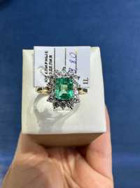 Золотое кольцо с бриллиантами и натуральними изумрудами