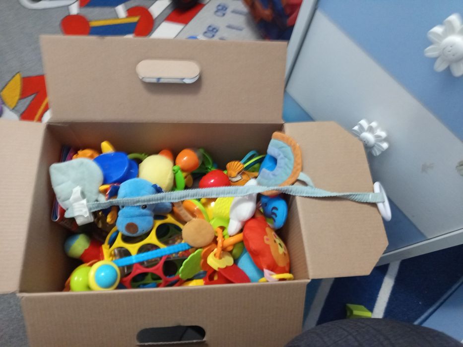 Цял кашон с бебешки играчки