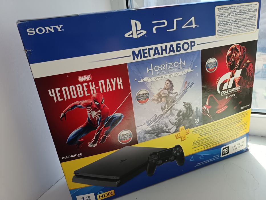 Продаю Плейстейшн 4 +три игры в подарок и второй джойстик 850ГБ