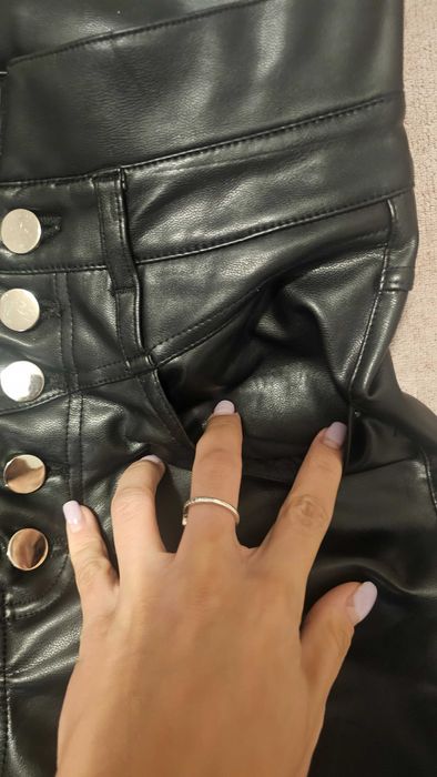 Pantaloni negri piele