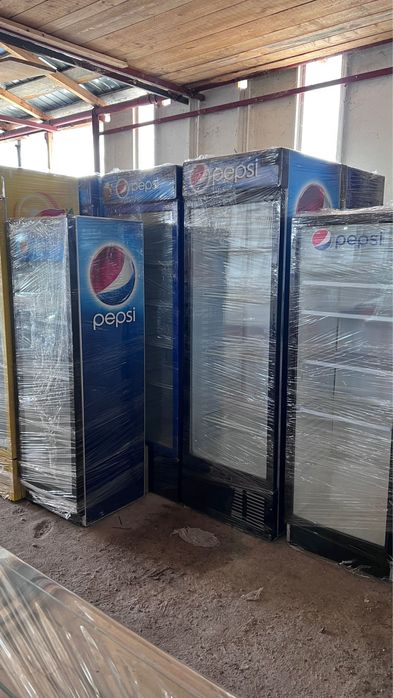 Vitrina frigorifica verticala cu o usa pentru sucuri