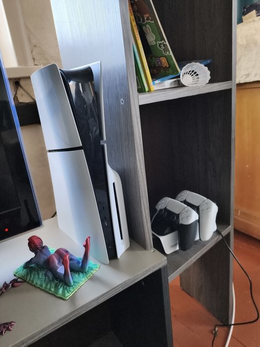 Почти новая сониплейстейшен 5