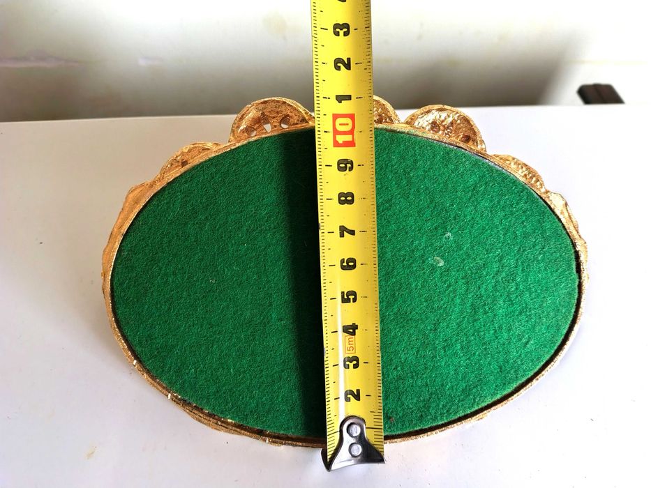 Прекрасна Позлатена Поставка За Червила