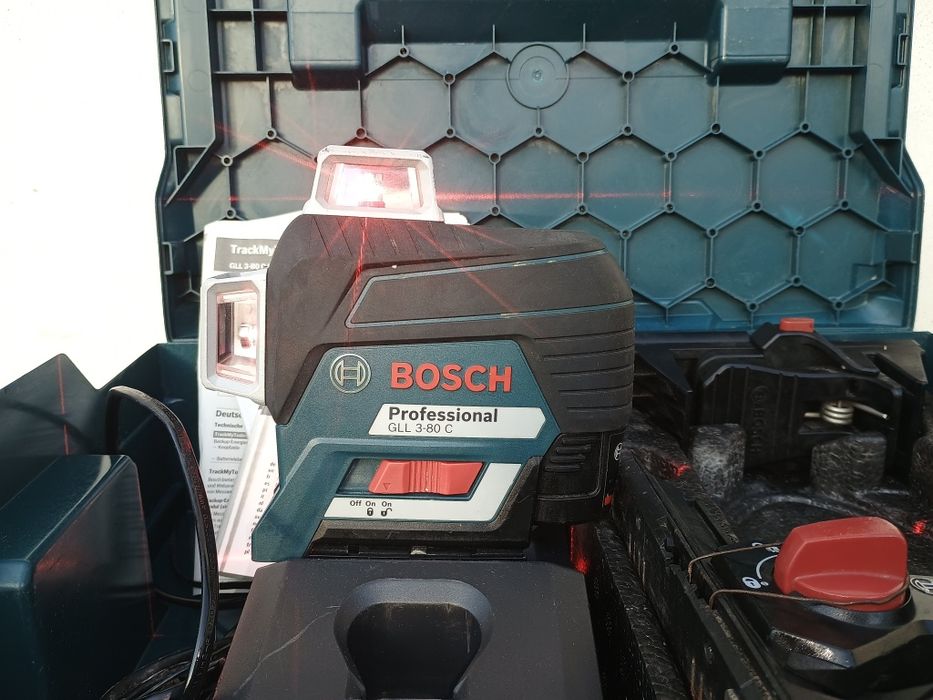 Laser Bosch gll 3 80c 3 planuru.la cutie cu încărcător,baterie și 2 pr