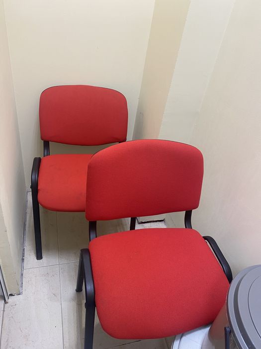 Три червени офис стола