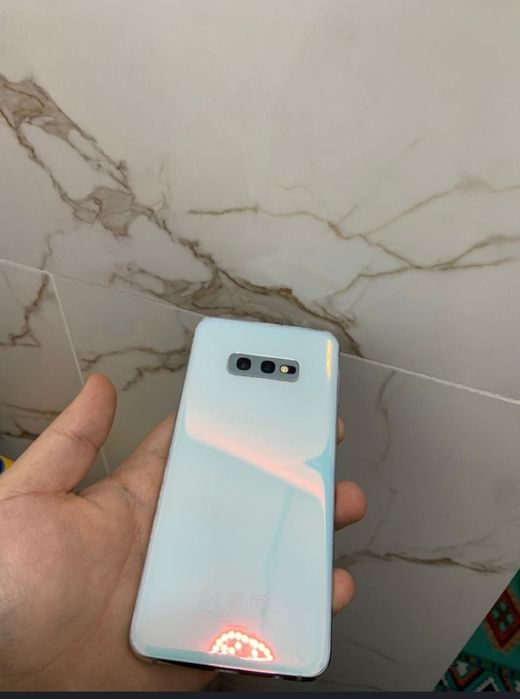 Samsung Galaxy S10e в идеальном состоянии