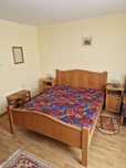 Set mobilier stejar (Pat cu saltele, noptiere, TV-uri)