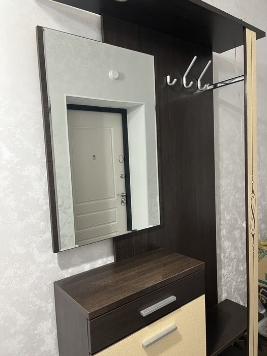 Продам прихожую .