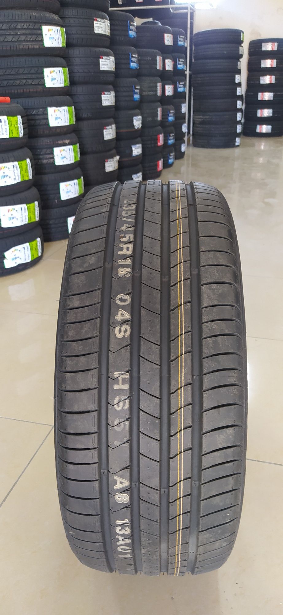 235/45R18. Kumho. HS51