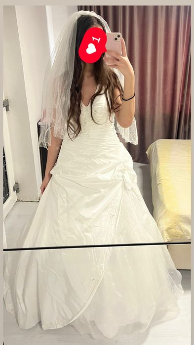 Vand rochie miresă, purtată o singură data, arată foarte bine.