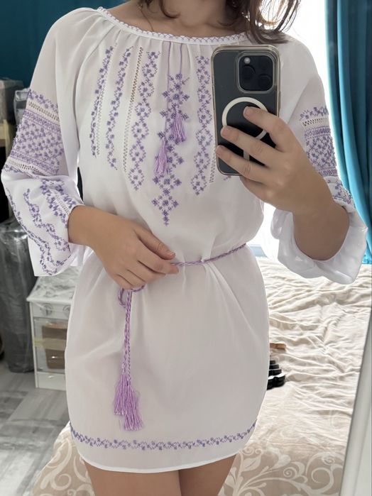 Rochie tip ie, albă cu broderie mov – mărime S/M