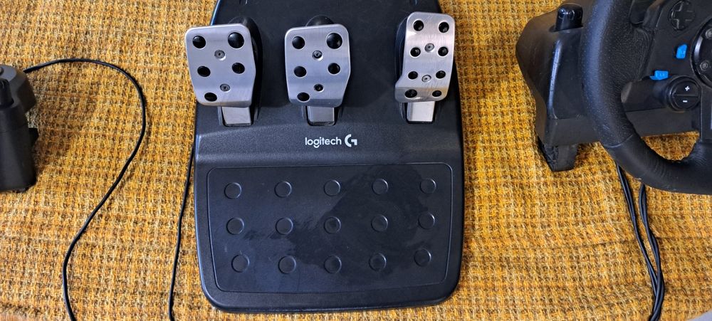 Vând volan gaming Logitech G29 si schimbător de viteze