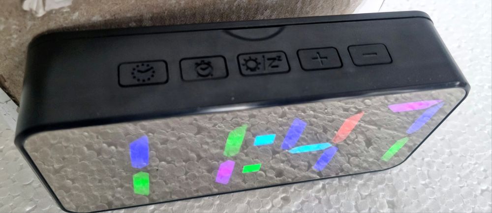 Часовник лед настолен с аларма и RGB цветове за чифрите