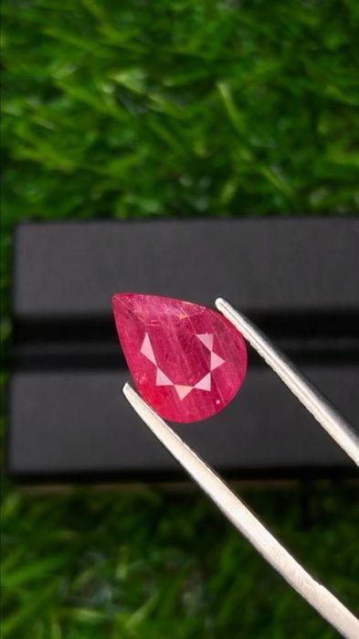 Рубин голям със сертификат AIG