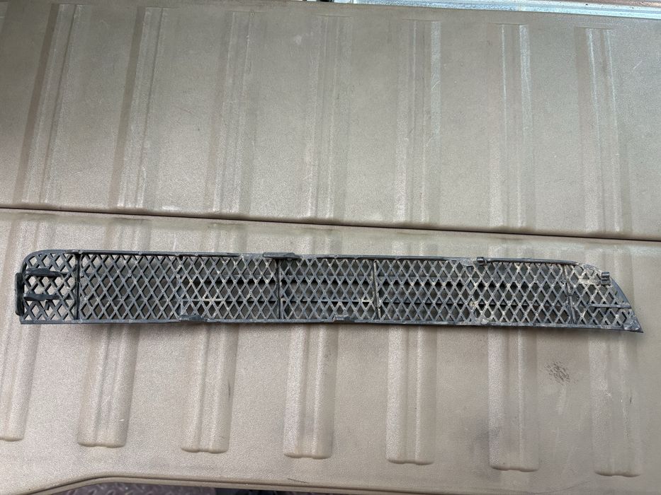 Volvo XC90 - декоративни лайсни за предната брона