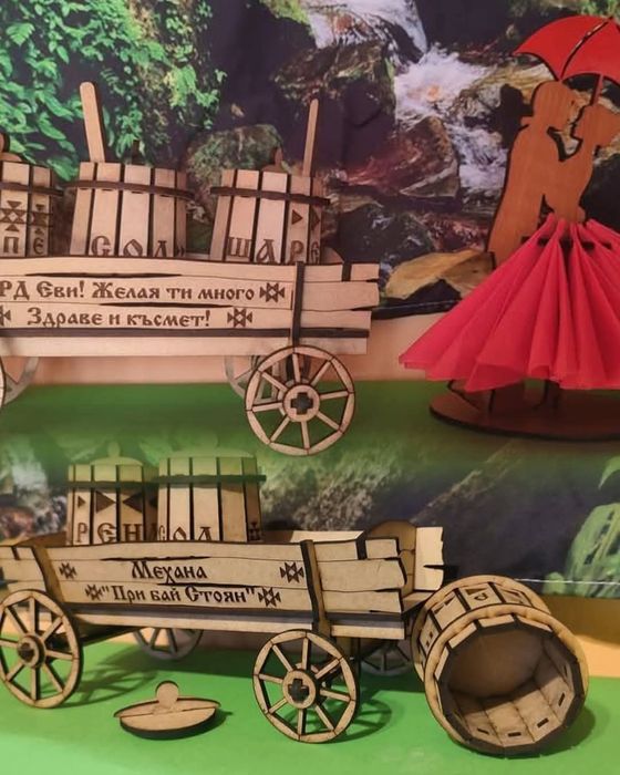 Декоративна дървена каручка за подправки.