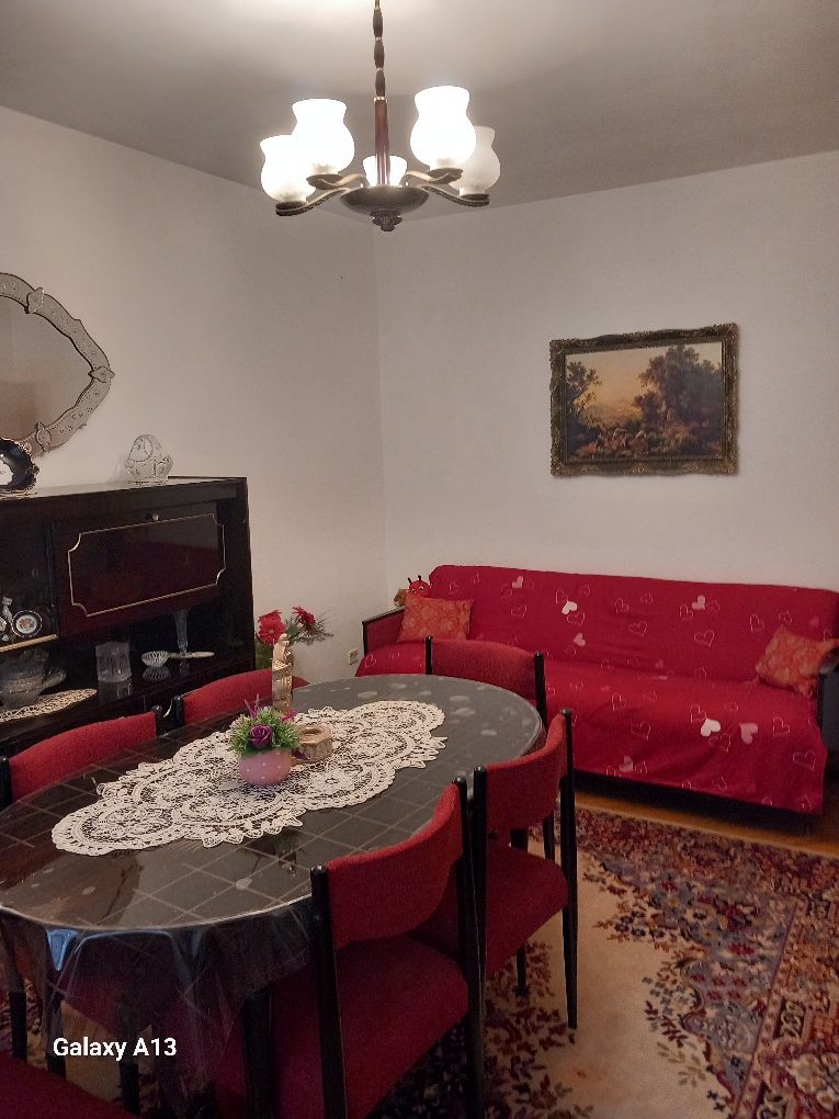 Închiriez apartament.