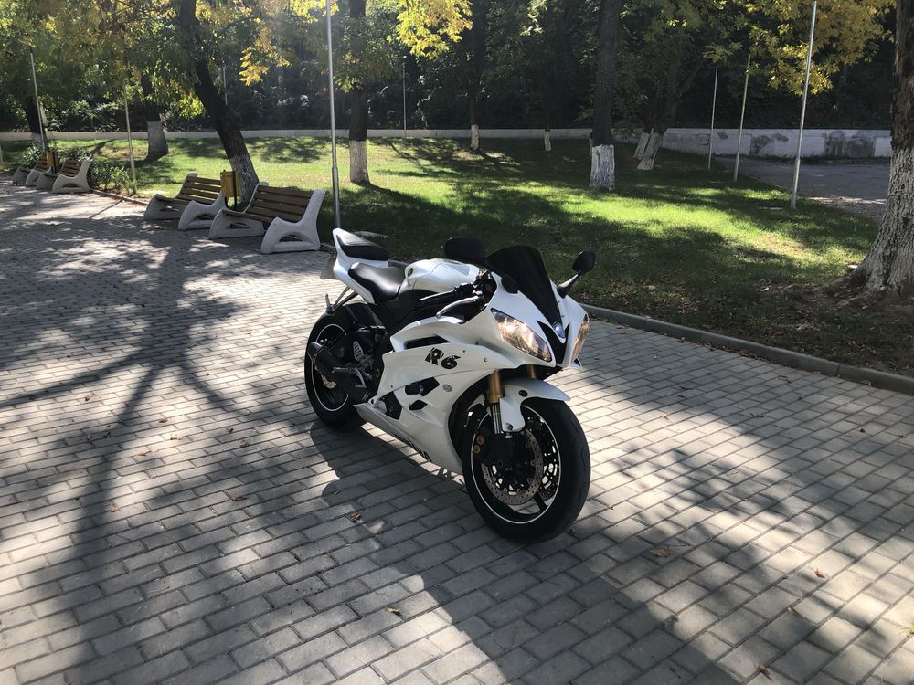 Yamaha R6  white speed