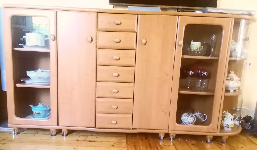 Шкаф със стъклени витрини.