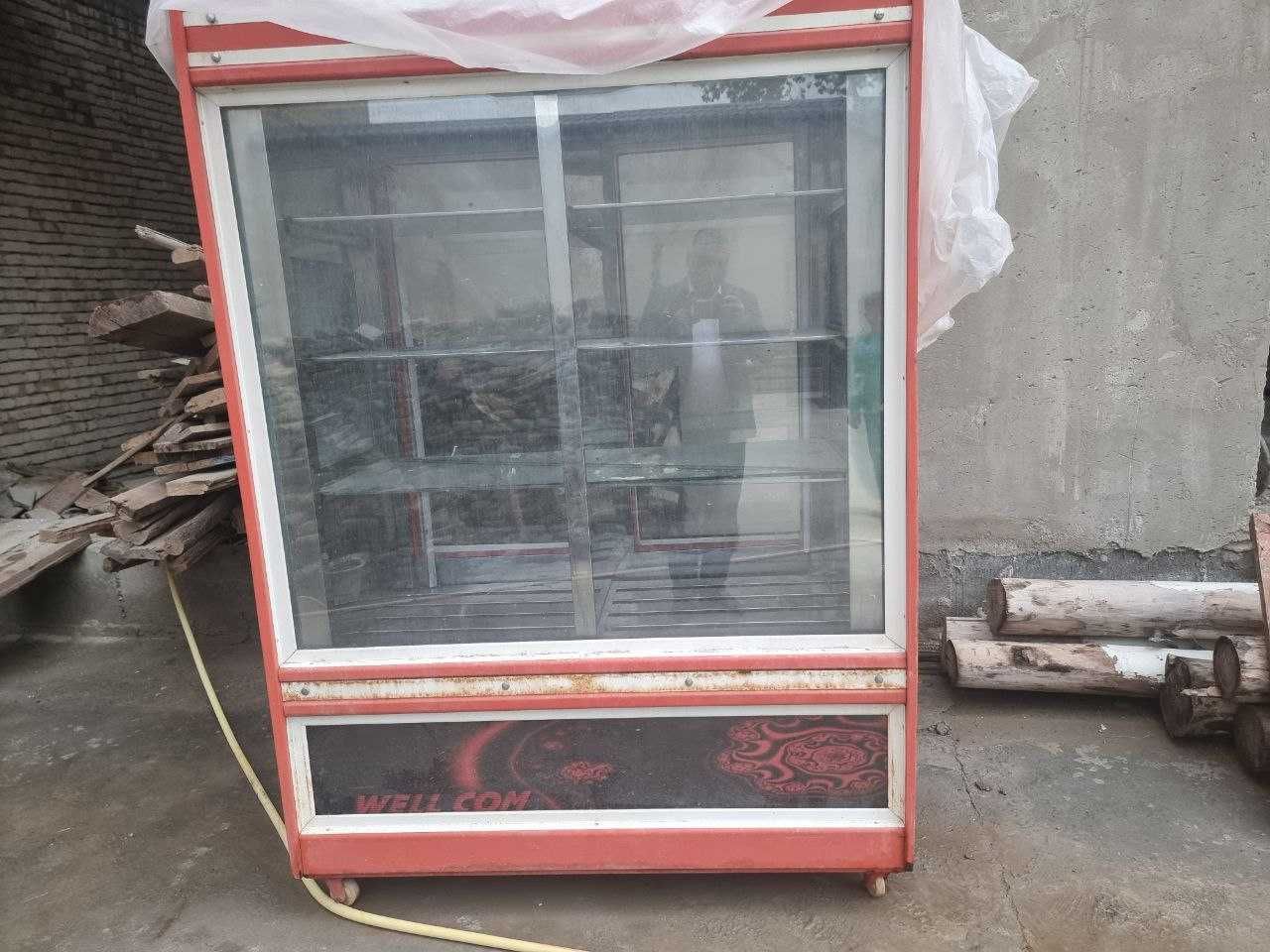 Продаётся витринный холодильник