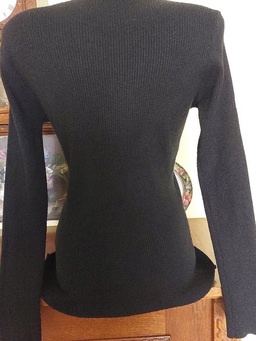 Pulover din materiale naturale cu flori din dantela pe decolteu