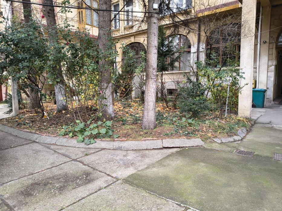 Ofer spre închiriere garaj și parcare auto