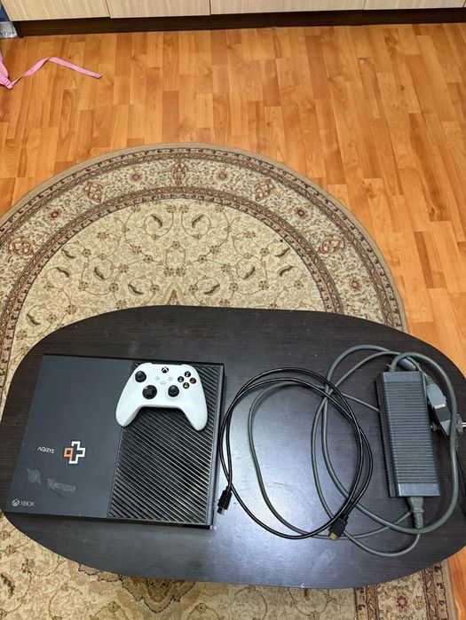 Vând Xbox one plus 4 jocuri