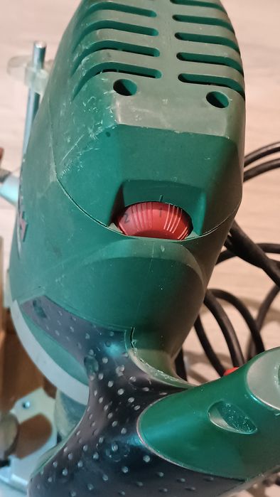 Оберфреза Bosch POF 1400 ACE