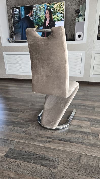 Плюшен трапезен стол!