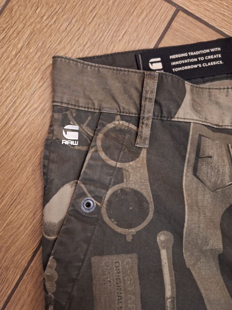 Мъжки тънки панталони G-star Raw Torrick
W32 нови оригинални камуфлаж
