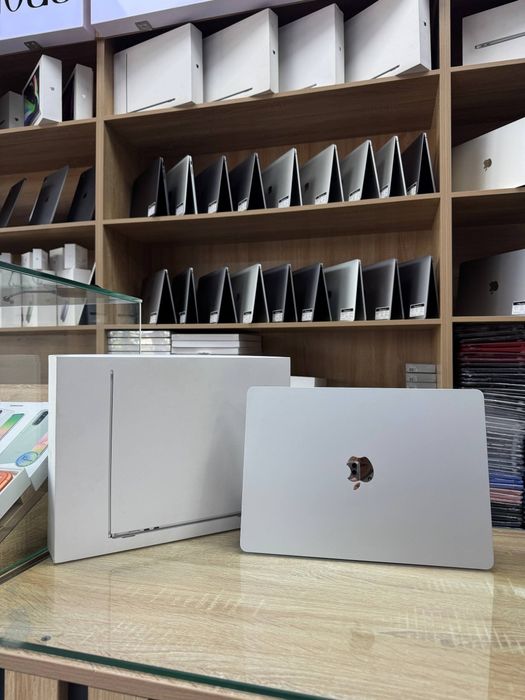 MacBook Air M2  15inch katta ekranlisidan