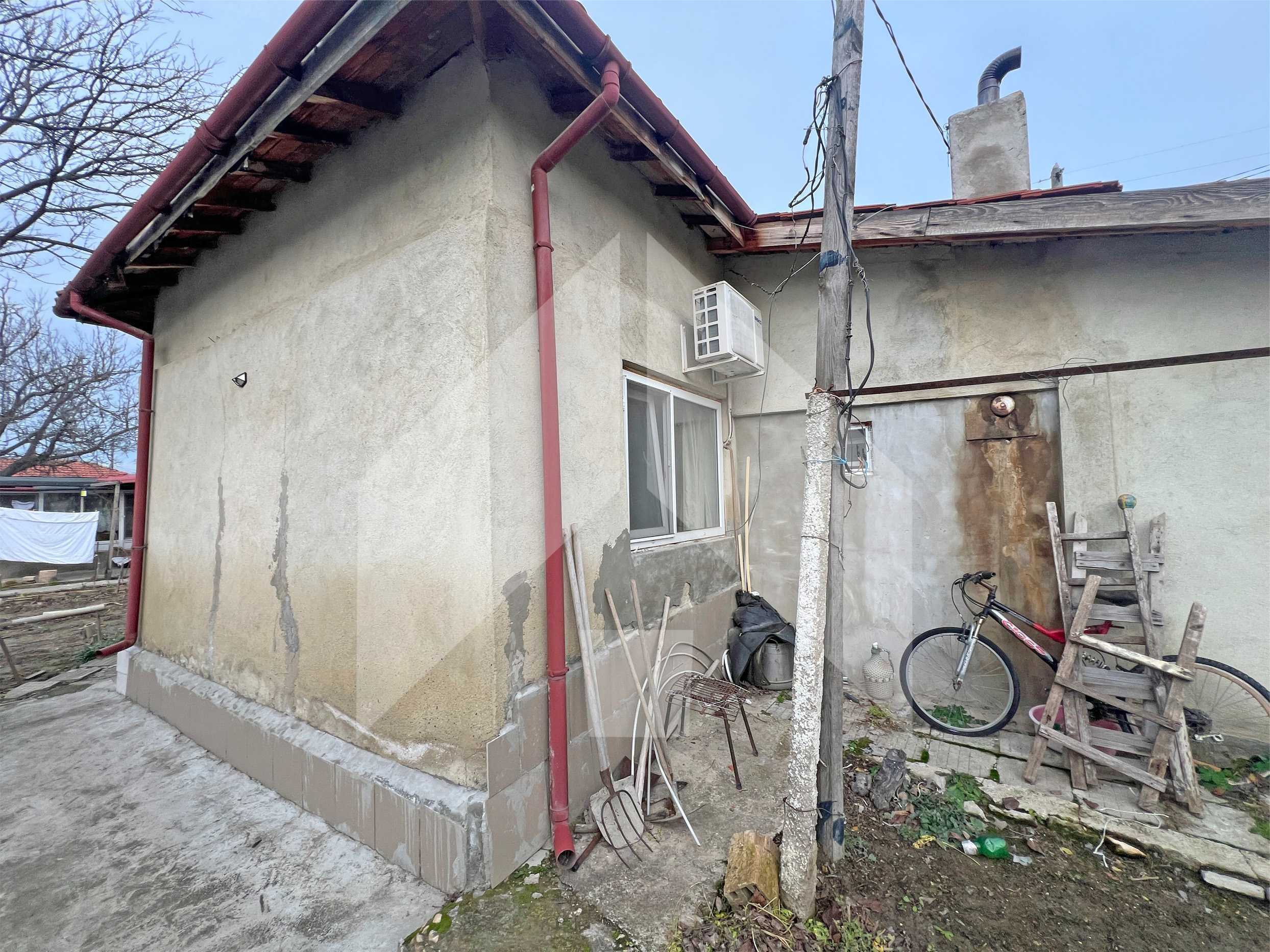 Продава едноетажна, самостоятелна къща в Нови пазар. Площ 147 кв. м.!