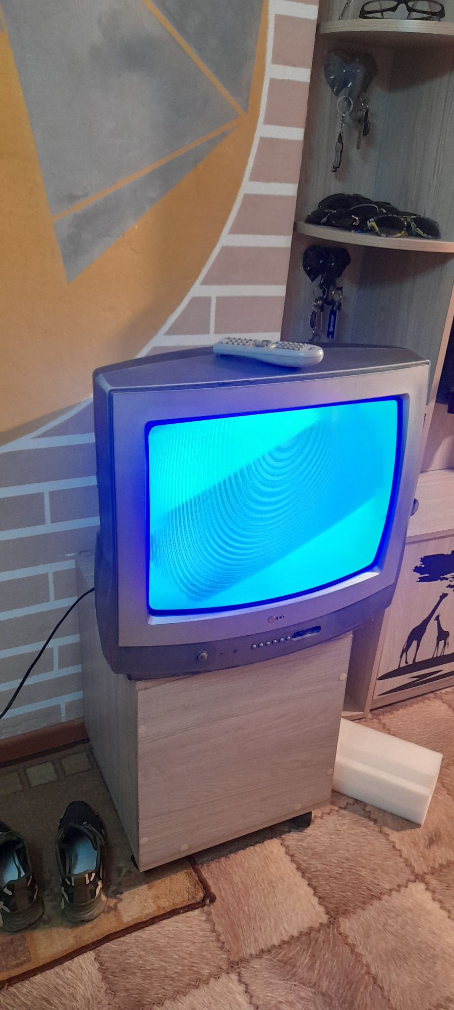 Телевизор LG, в рабочем состоянии