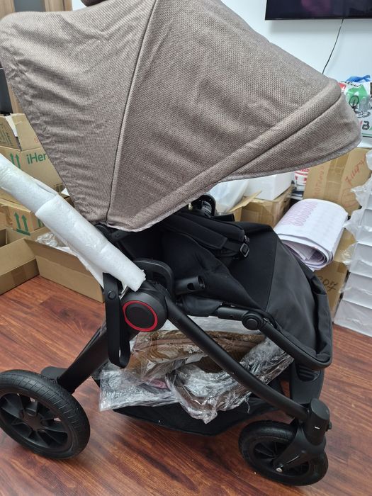 Детская коляска со всеми удобствами