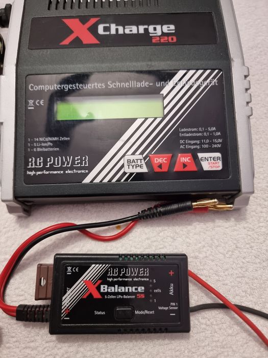 Âncărcător profesional XCharge 220.