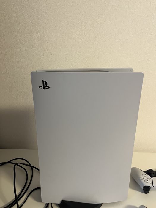 PS5 cu disc + 2 controllere originale + FIFA 23 & GTA 5 – impecabil