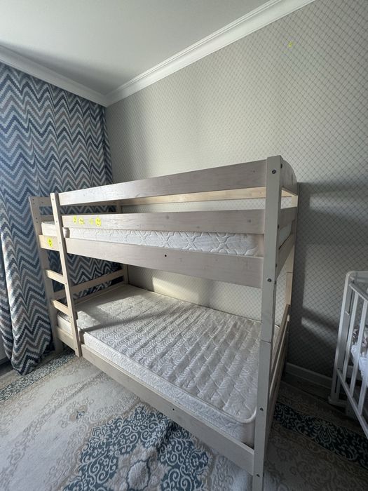 Продам двухъярусную кровать (200/100 см)