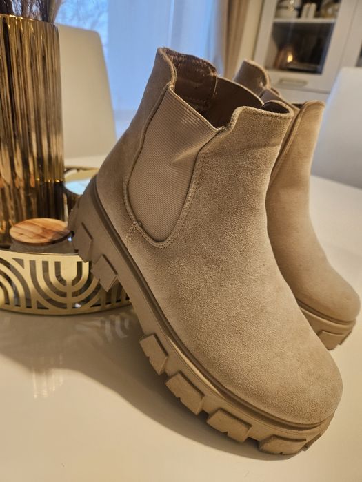 Ghete crem cu captuseala, marimea 38