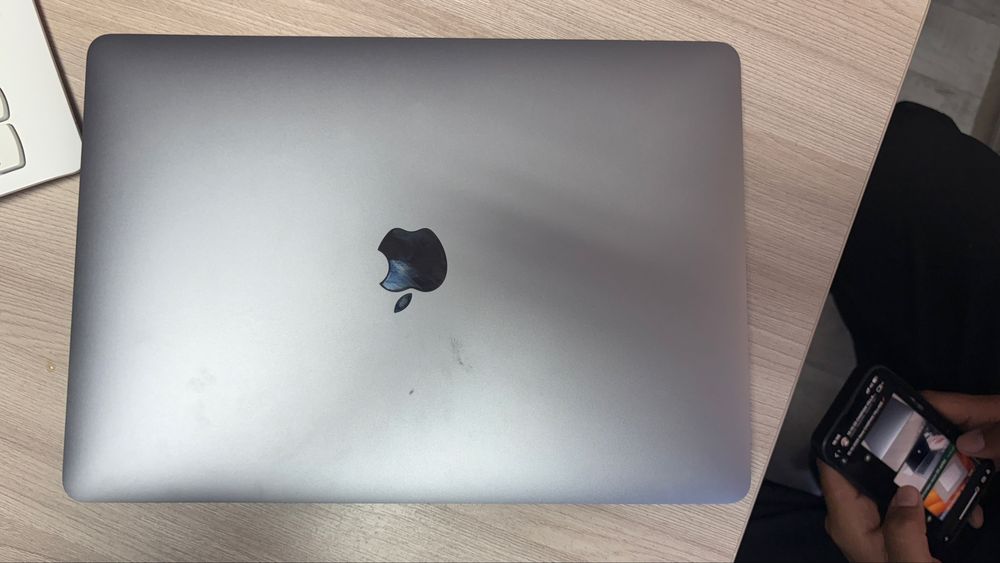 MacBook Air в отличном состоянии, работает без нареканий, имеется все