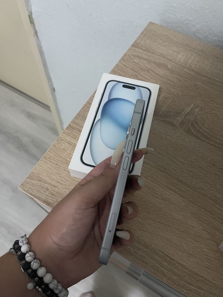 Продавам комплект Iphone 15 и слушалки Airpods 2 gen