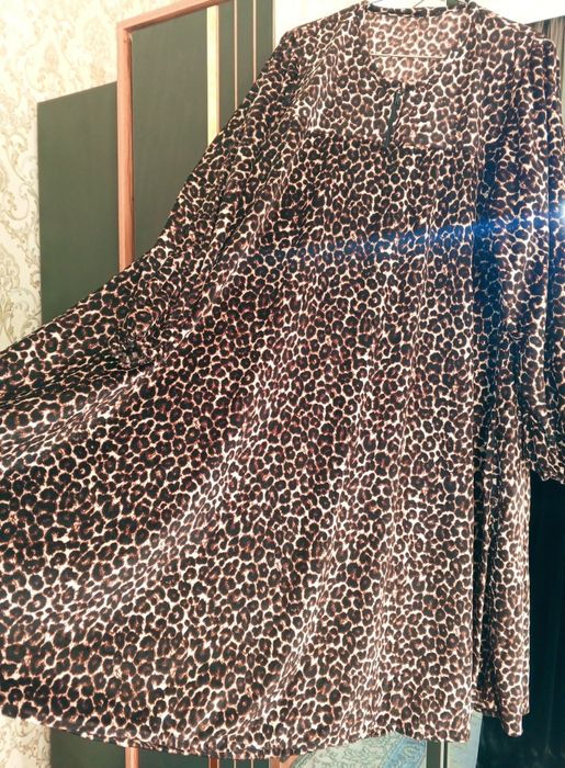 Qora-jigar rangli tigir matoli ayollar ko‘ylagi  — 52 razmer, tiz