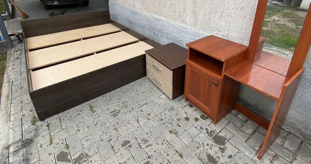 Продам кровать и тумбы