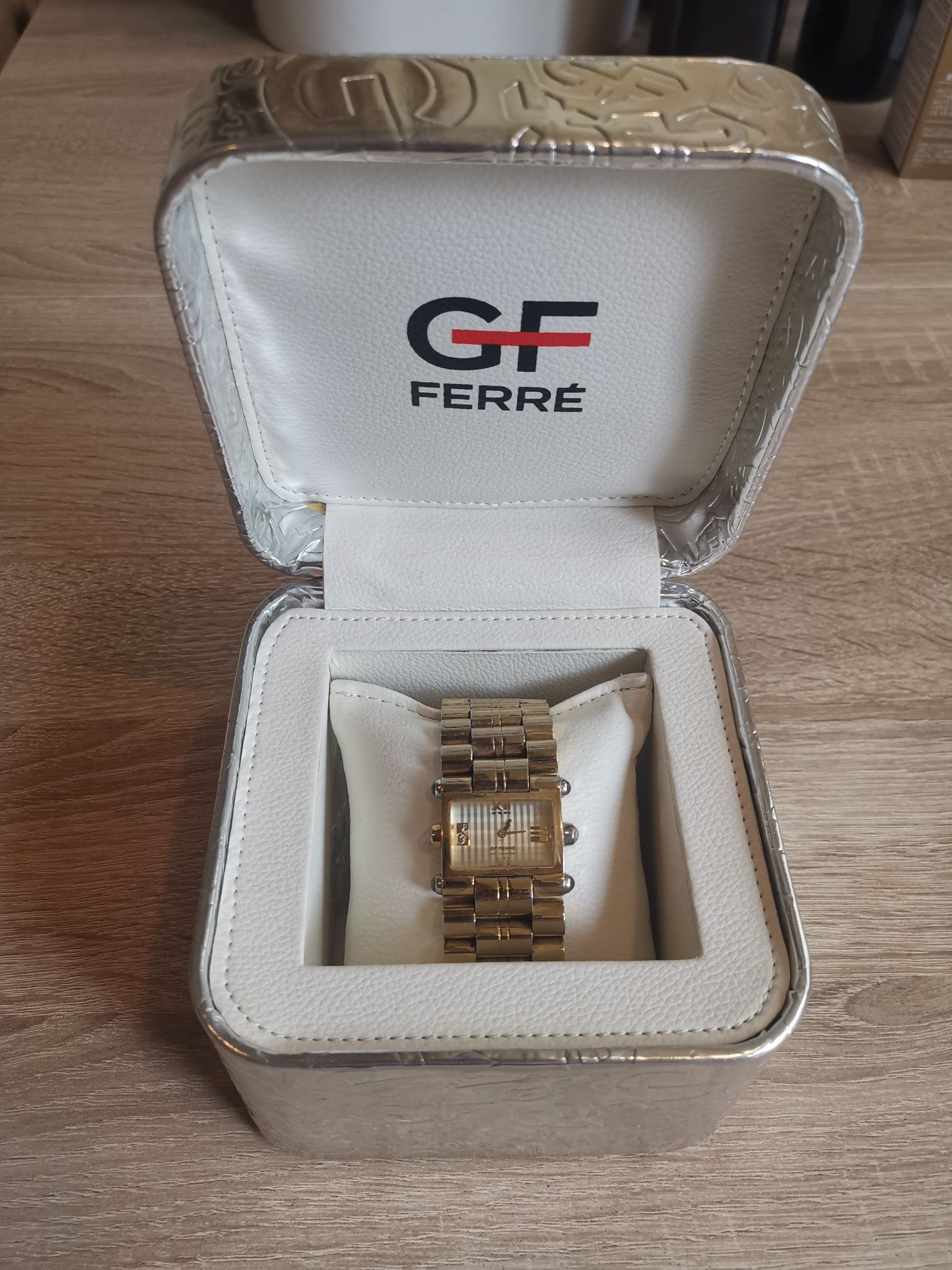 Дамски часовник оригинален GF Ferre