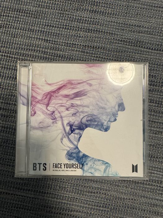 Албуми, книга и фигурка на BTS