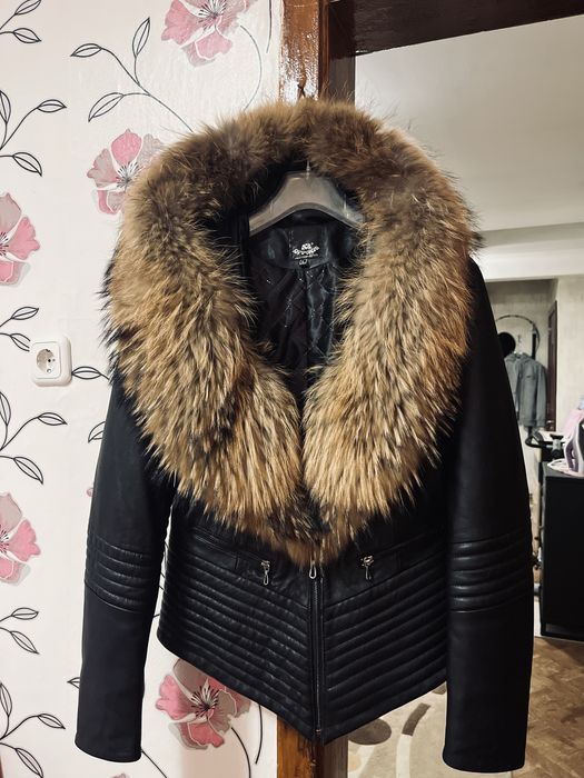 Дамско яке от естествена кожа и пухена яка