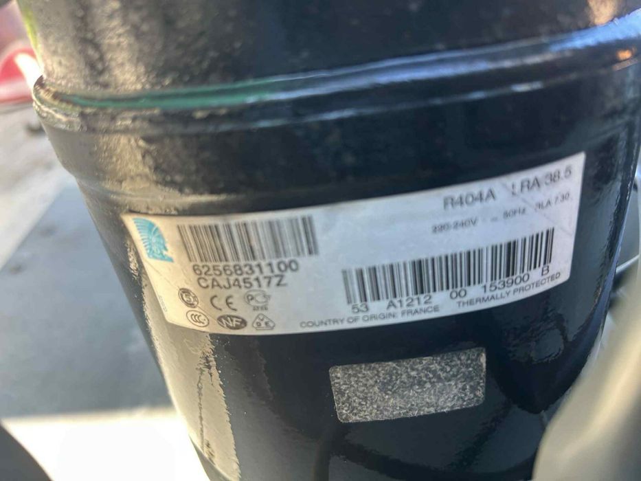 Продавам вертикален фризер