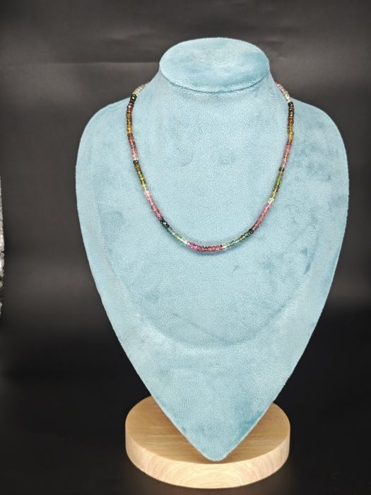 Колие от турмалин със сребърна закопчалка