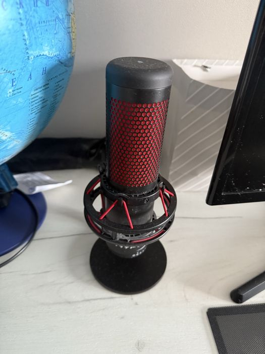 Продам микрофон hyperx в хорошем состояние