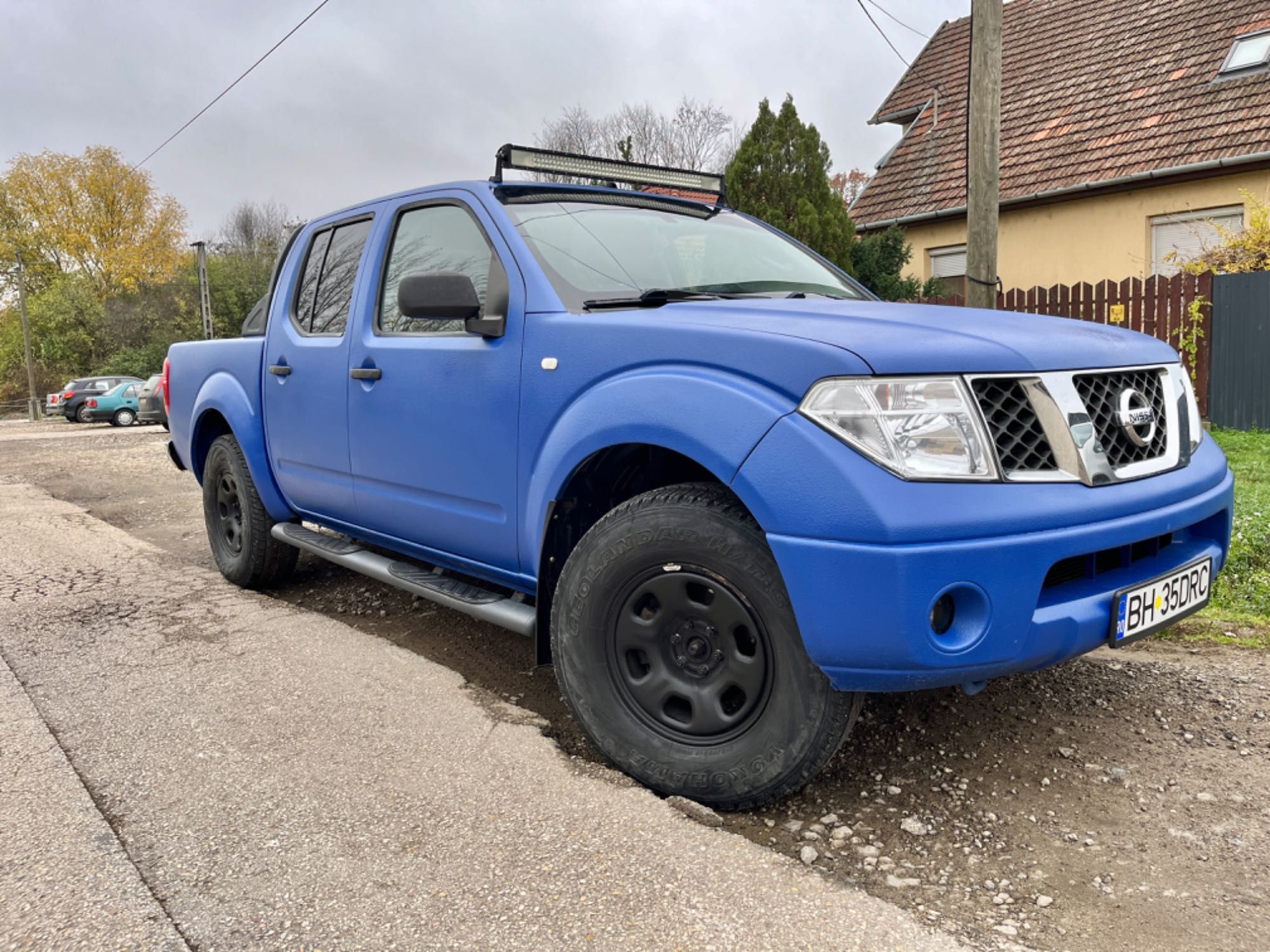 Vând Nissan navara